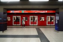Personas en el metro de Milán durante la cuarentena coronavirus, estilo de vida COVID-19, estación de metro Duomo, Lombardía, Italia, Europa - foto de stock