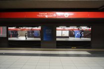 Personnes en métro de Milan pendant la quarantaine de coronavirus, style de vie COVID-19, station de métro Duomo, Lombardie, Italie, Europe — Photo de stock