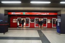 Pessoas no metrô de Milão durante quarentena coronavírus, estilo de vida COVID-19, estação de metrô Duomo, Lombardia, Itália, Europa — Fotografia de Stock