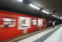 Menschen in der Mailänder U-Bahn während der Coronavirus-Quarantäne, Lebensstil Covid-19, U-Bahn-Station Duomo, Lombardei, Italien, Europa — Stockfoto