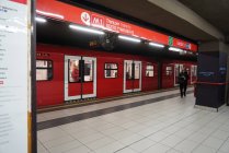 Personas en el metro de Milán durante la cuarentena coronavirus, estilo de vida COVID-19, estación de metro Duomo, Lombardía, Italia, Europa - foto de stock