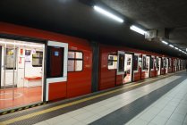 Metropolitana vuota di Milano durante la quarantena del coronavirus, stile di vita COVID-19, stazione della metropolitana Duomo, Lombardia, Italia, Europa — Foto stock