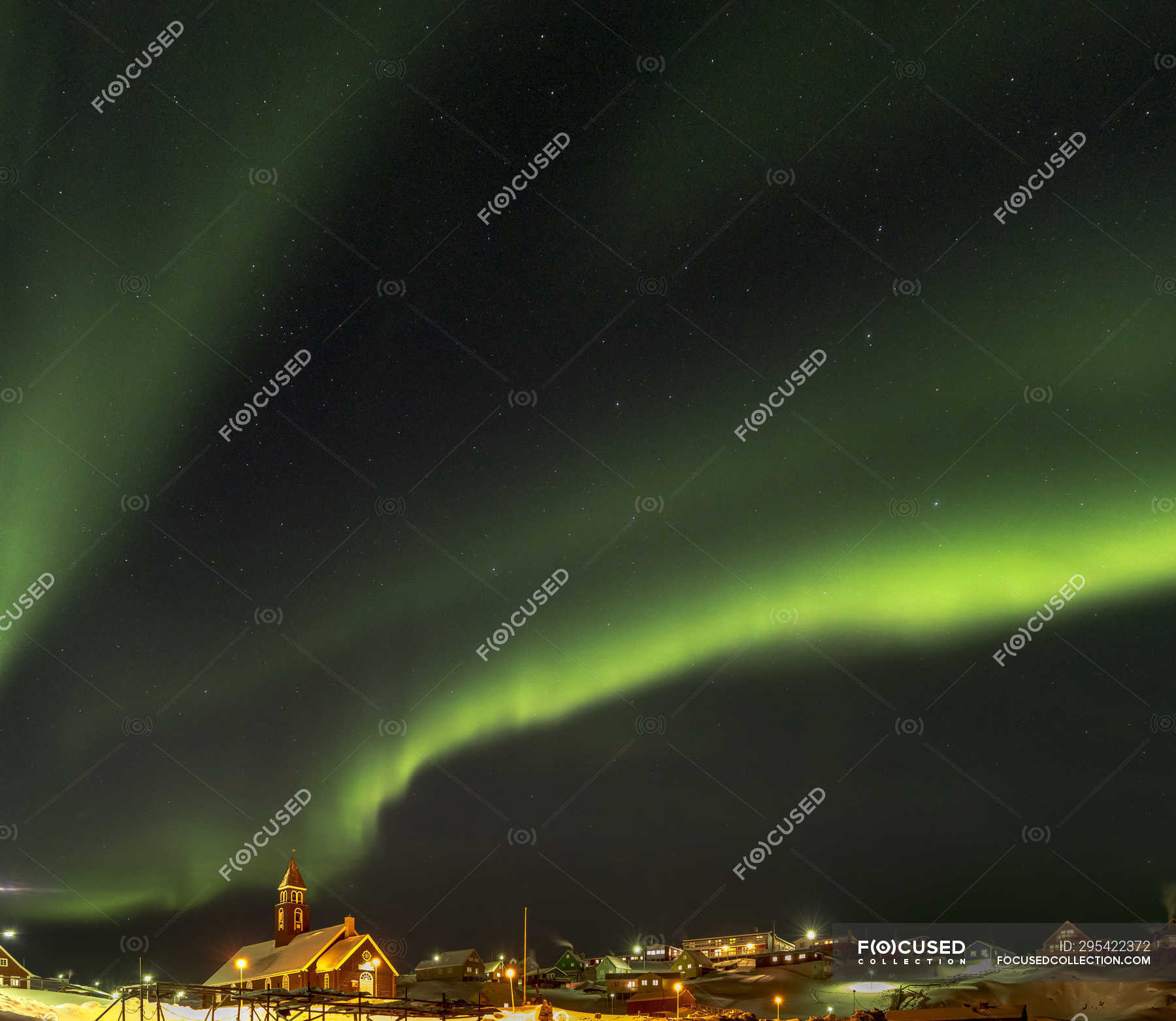 loyalitet Overgivelse øje Northern Lights over town and frozen Disko Bay. Town Ilulissat at the shore  of Disko Bay in West Greenland, center for tourism, administration and  economy. The icefjord nearby is listed as UNESCO