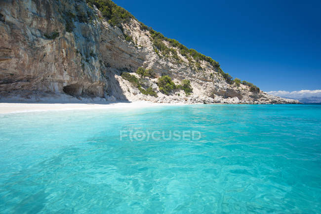 Spiaggia dei Gabbiani (бухта Чайки), Baunei, Sardinia, Italy, Europe — стокове фото