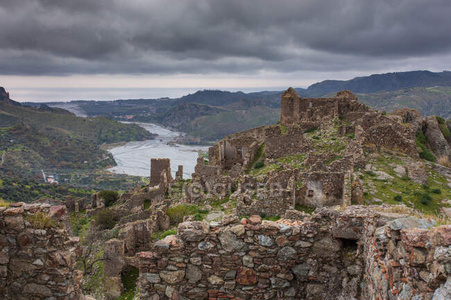 El pueblo abandonado de Amendolea, las zonas de habla Griko, Aspromonte, Calabria, Italia, Europa. - foto de stock