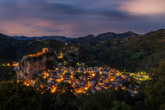 Nigth view of Palizzi Superiore, old village the Grecanica Area of Afmonte National Park, Calfaba, Italy, Europe — стоковое фото