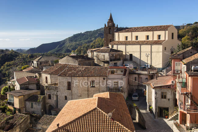 Vista de la ciudad de Staiti, antiguo pueblo de la zona de Grecanica del Parque Nacional de Aspromonte, Calabria, Italia, Europa - foto de stock