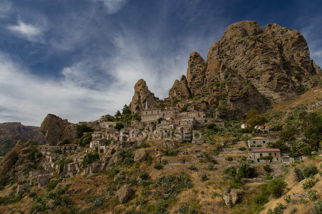 Пентедаттільйо, стародавнє село на території Грецької області національного парку Аспромонте (Калабрія, Італія, Європа). — стокове фото