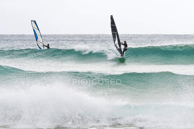Surfeurs à Chia Beach, Domus de Maria, Cagliari, Sardaigne, Italie — Photo de stock