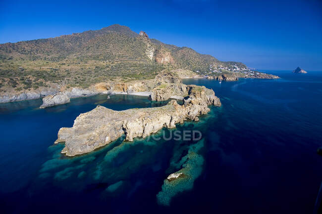 Vsta aerea dell'Isola Panarea, Isole Eolie, Messina, Sicilia, Italia, Europa — стокове фото