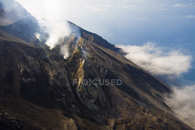 Vista aerea del Vulcano dell 'Isola Stromboli, Isole Eolie, Messina, Sicilia, Italia, Europa. - foto de stock