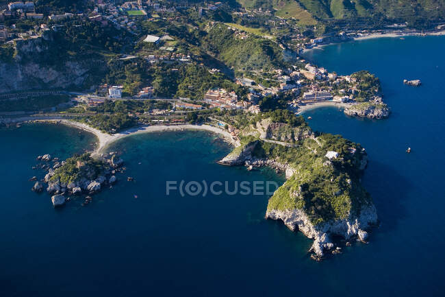 Vista aerea di Taormina e Isola Bella sullo Ionio, Taormina, Messina, Sicilia, Italia, Europa — Foto stock