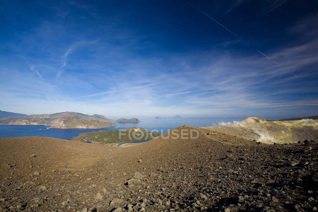 O cone do vulcão e da paisagem aeólica, Ilha Vulcão, Ilhas Eolie, Messina, Sicília, Itália, Europa — Fotografia de Stock