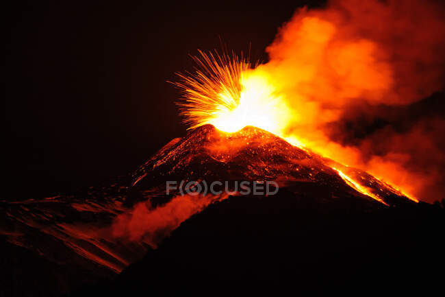 Eruption du volcan Etna, UNESCO, site du patrimoine mondial, Sicile, Italie, Europe — Photo de stock
