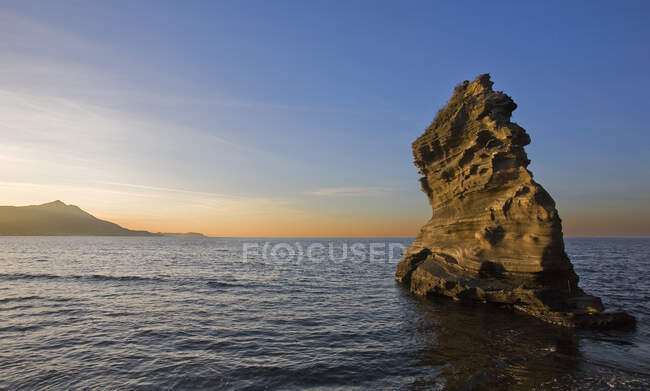 Isla Procida, Campania, ITaly, Europa, playa al atardecer - foto de stock