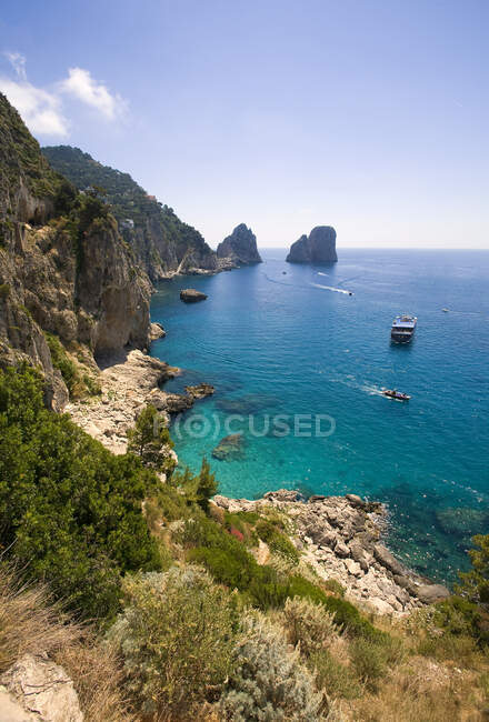 Faraglioni, Capri, Nápoles, Itália, Campânia, Europa. — Fotografia de Stock