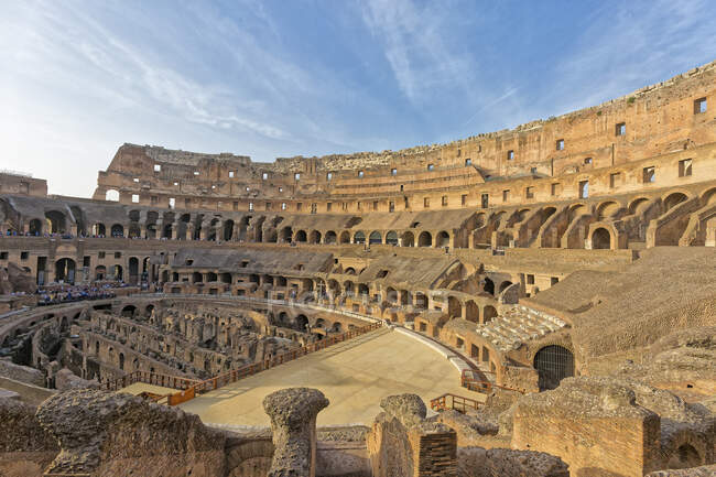 El Coliseo o Coliseo, también conocido como Anfiteatro Flavio, Foro Romano, Roma, Lazio, Italia, Europa. - foto de stock