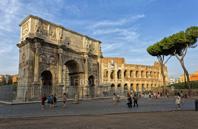 Arco de Costantin y Coliseo o Coliseo, también conocido como Foro Romano Amphitheatre Flavian, Roma, Lazio, Italia, Europa. - foto de stock