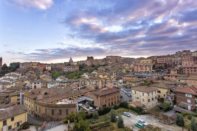 Paysage urbain au coucher du soleil, Sienne, Toscane, Italie, Europe — Photo de stock