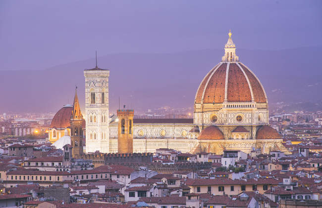 Catedral de Santa Maria del Fiore al atardecer, Florencia, Patrimonio de la Humanidad por la UNESCO, Toscana, Italia, Europa - foto de stock
