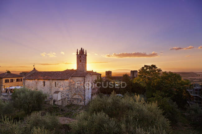Chiesa di Santa Maria Assunta al tramonto, Monteriggioni, Toscana, Italia, Europa — Foto stock
