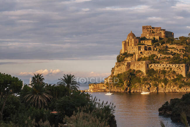 Castillo Aragonés, Isla de Ischia, Campania, Italia, Europa - foto de stock
