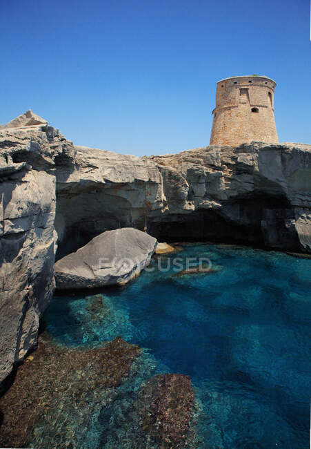 Antigua torre, Santa Cesarea Terme, Apulia, Italia, Europa - foto de stock