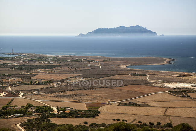 Vista de la isla de Marettimo, isla de Favignana, Islas Aegadianas, Sicilia, Italia, Europa. - foto de stock
