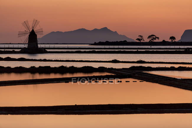 Saltworks at sunset,  Saline of Trapani, nature reserve, Stagnone of Marsala, Sicily, Italy, Europe — Stock Photo