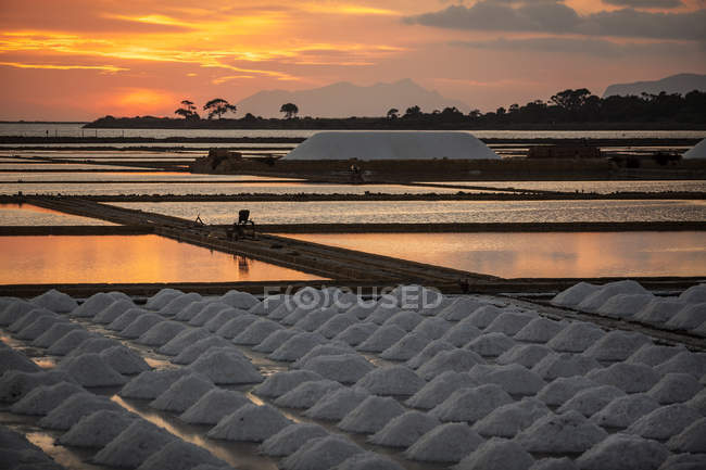 Saltworks at sunset,  Saline of Trapani, nature reserve, Stagnone of Marsala, Sicily, Italy, Europe — Stock Photo