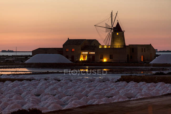 Saltworks at sunset,  Saline of Trapani, windmill, nature reserve, Stagnone of Marsala, Sicily, Italy, Europe — Stock Photo