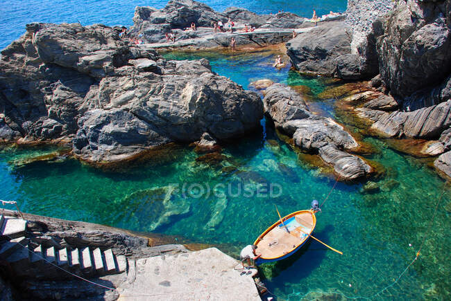 Сонячне купання на скелях, Манарола, Лігрі, Італія. — стокове фото