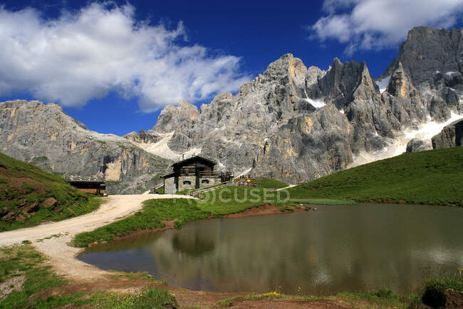 Pale di S. Martino, Dolomiti, Itália, la baita Segantini e il laghetto — Fotografia de Stock