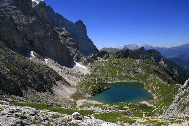 Vista aerea sul Monte Civetta, laghetto alpino — Foto stock