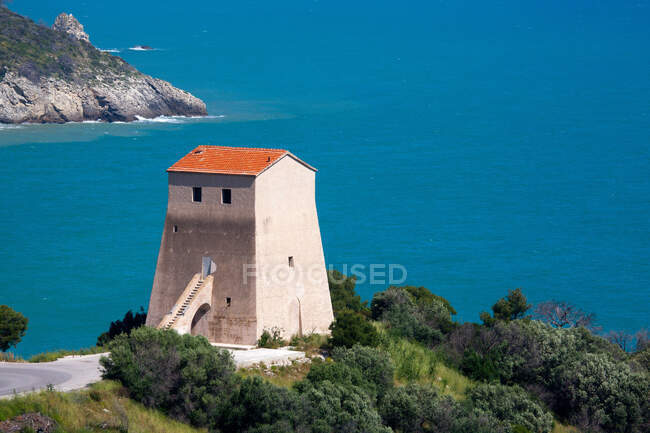 Promontorio del Gargano, Baia di S. Felice e la Torre S. Felice, litorale tra Vieste e e Mattinata — стоковое фото