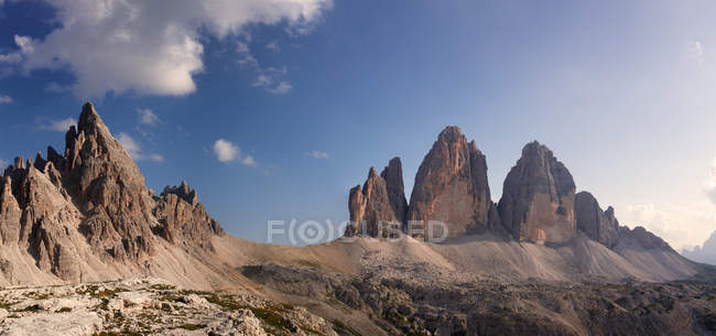 Desde la izquierda el Monte Paterno, Croda Passaporto y Tre Cime di Lavaredo, Dolomitas, Veneto, Trentino Alto Adige, Italia - foto de stock