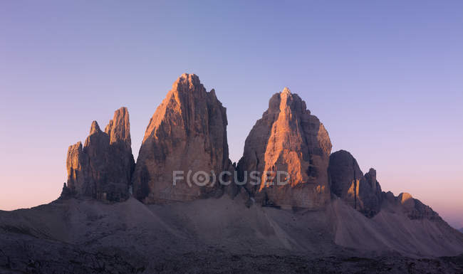 Tre Cime di Lavaredo al amanecer, desde la izquierda Cima Piccola, Cima Grande, Cima Occidentale, Dolomitas, Veneto, Trentino Alto Adige, Italia - foto de stock