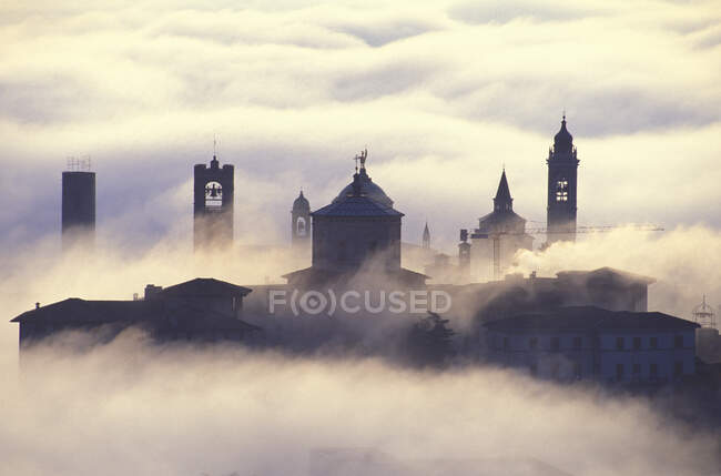 Bérgamo, Lombardía, Italia en las nubes - foto de stock