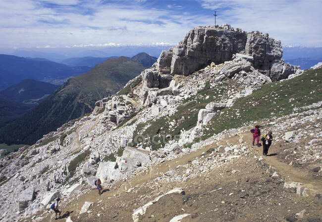 Towards torre di pisa mountain refuge, latemar massiccio, italy — Stock Photo
