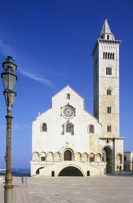 Chiesa di giorno, trani, italia — Foto stock