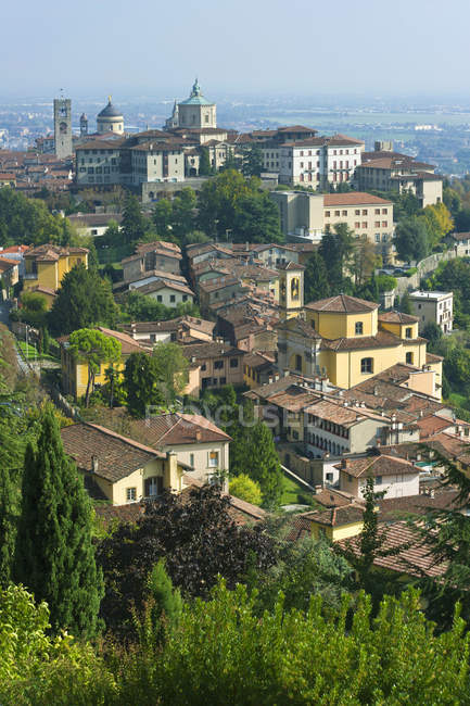 Vista superior de la ciudad, Bérgamo, Lombardía, Italia - foto de stock