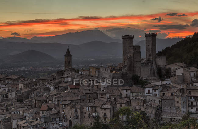 Castillo de Caldora al atardecer, Pacentro, Valle Peligna, Abruzos, Italia - foto de stock