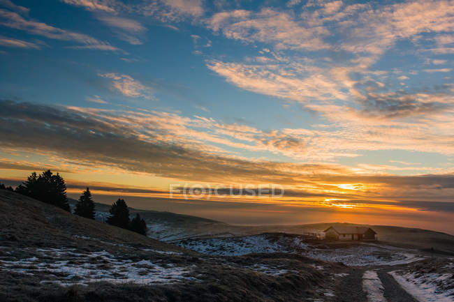 Sonnenaufgang auf einem Berg, corno, altopiano von asiago, veneto, italien — Stockfoto