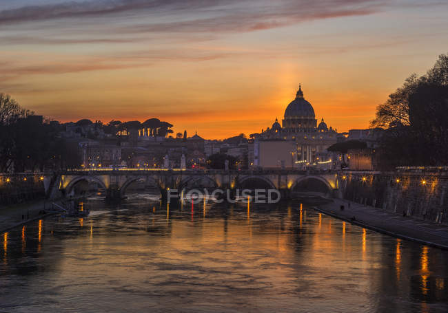 Die Petersbasilika bei Sonnenuntergang, vatikanische Stadt, Rom, Latium, Italien — Stockfoto