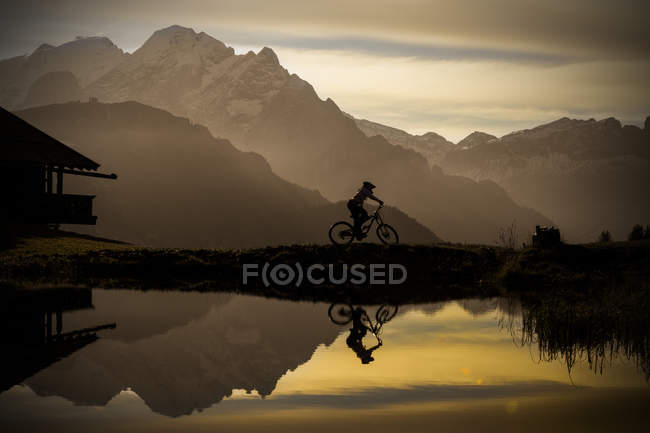 Rider at the lake, Fassa Valley, Dolomites landscape, Trentino-Alto Adige, Itália — Fotografia de Stock