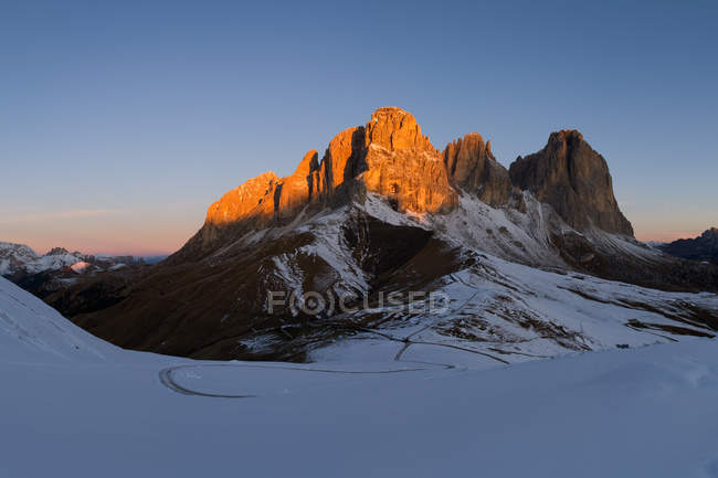 Sassolungo al amanecer, distrito de Bolzano, Trentino-Alto Adigio, Dolomitas, Italia - foto de stock