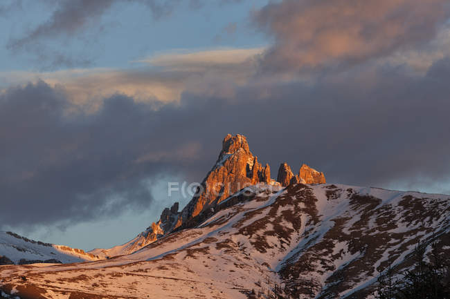 Pico Ambrizzola y Croda da Lago, Dolomitas, Veneto, Italia - foto de stock