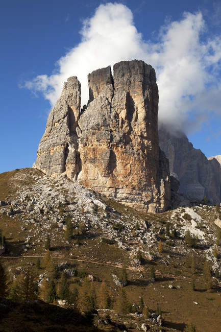 Torre Grande d 'Averau, Cinque Torri, Ampezzo Dolomites, Cortina d' Ampezzo, Veneto, Italy — стоковое фото