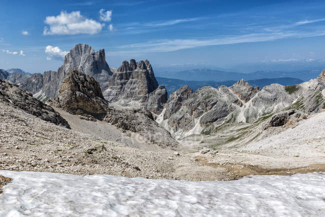 Vue panoramique sur la vallée d'Antermoia vue depuis Antermoia pass, Fassa Valley, Dolomites, Trentino-Alto Adige, Italie — Photo de stock