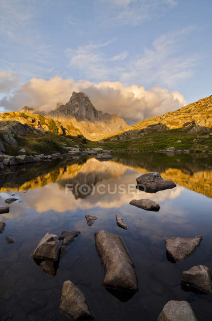 Cimon della Pala reflejado en los lagos de Cavallazza al atardecer, Dolomitas, Rolle pass, Trentino-Alto Adige, Italia - foto de stock